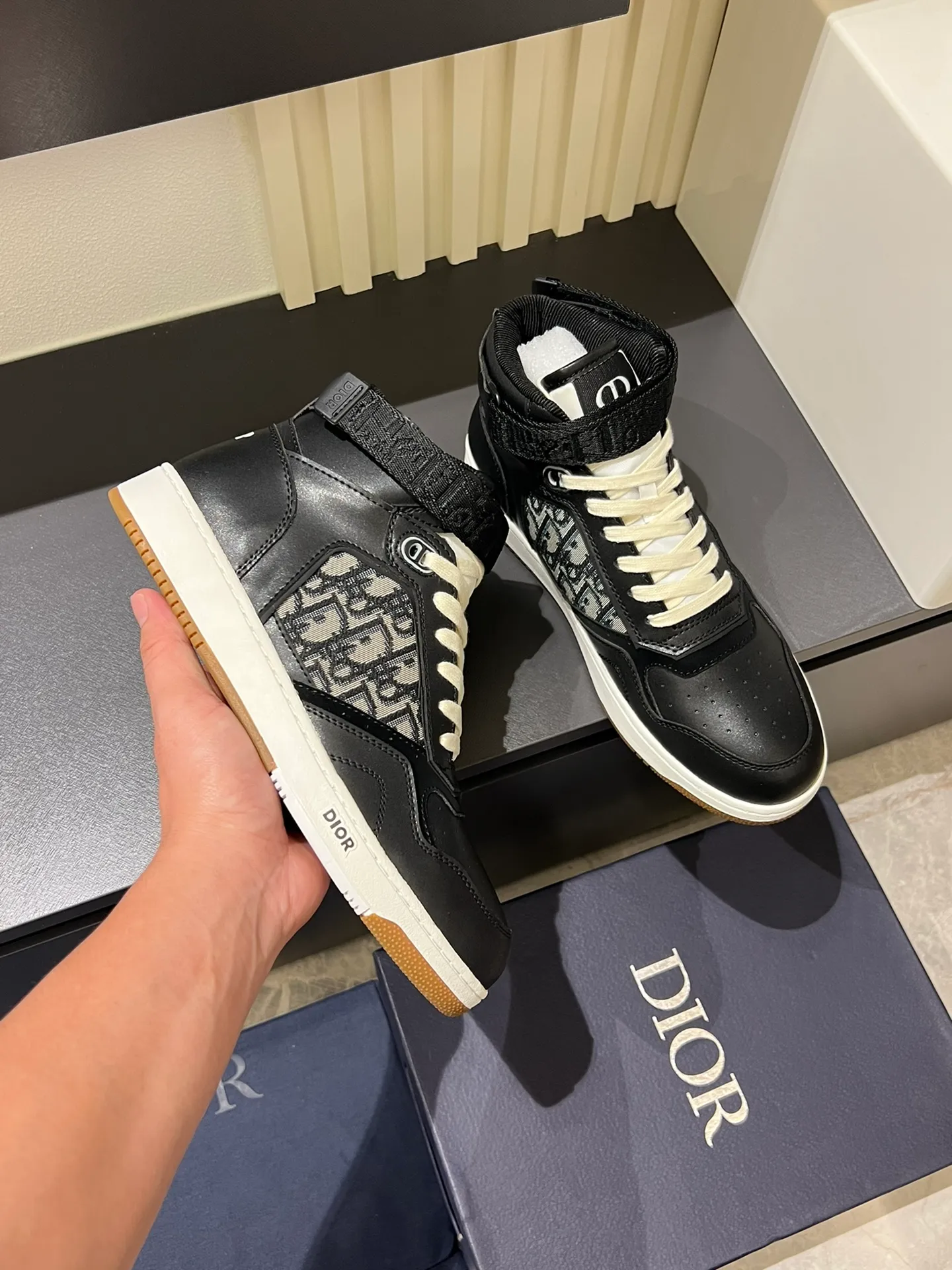 Men's shoes 💰p460 "Dio*" mid-top B27 casual sneakers. This B27 high-top sneaker is a new product in the series and continues Di*r's classic style. Crafted from gray and white smooth calf leather with beige and black Oblique print panels on the sides. The "CD Icon" shaped shoelace eyelets are clever and delicate, and the two-color rubber sole, rear collar and heel are all equipped with the brand's iconic details to enhance the style. Oblique printed straps at the ankle allow for an adjustable fit to complement the overall design. Fashionable and versatile, it can complement any look. Create an exquisite design with unique dynamic vitality and modern atmosphere, presented in low-top and high-top styles. This new must-have shoe adds a new dimension to Dior's archive heritage, embodying modern elegance. Purchase the original version and make it 1:1. If you need top quality, please come to me! Male 38-44!